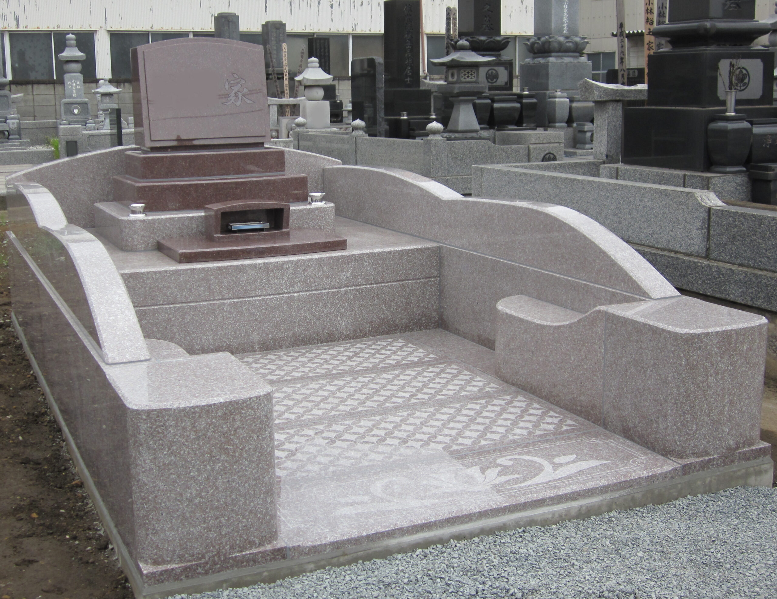 赤色2色を使用した鮮やかなデザイン墓石。群馬県太田市の施工事例